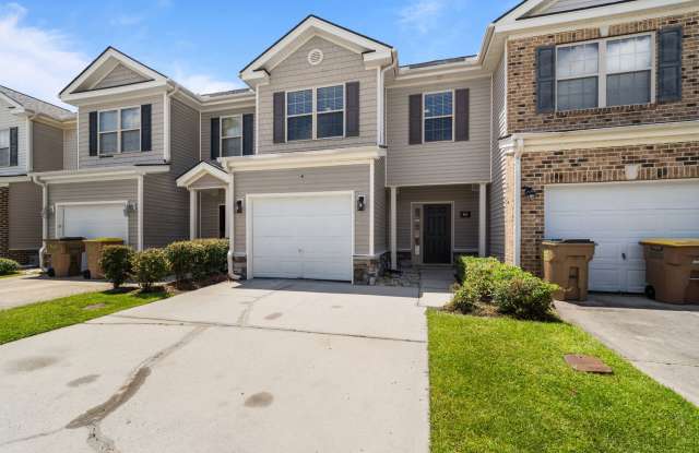Thoughtfully Designed 3BR Home in The Commons with Open Floor Plan Gallery 3