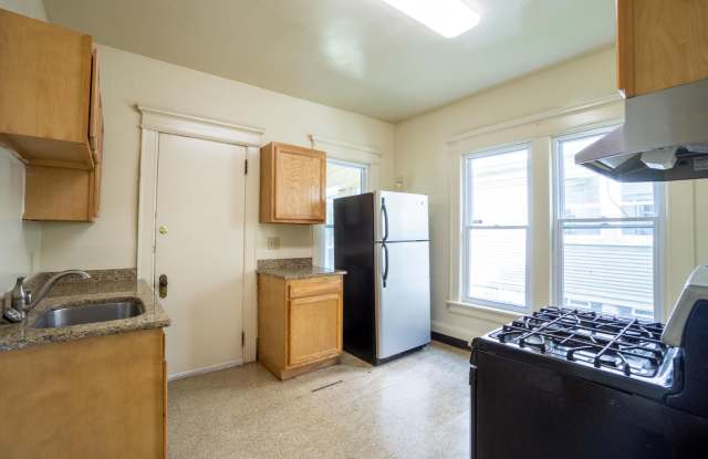 813 Euclid Avenue - Gorgeous Single Family Home with Garage and Off Street Parking Available 8/1/27 Gallery 4
