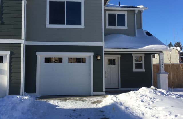 SE Newer Townhouse, 3 Bedrooms, 2 1/2 Baths, Garage, Gas Heat, Patio, Pet Considered Gallery 1