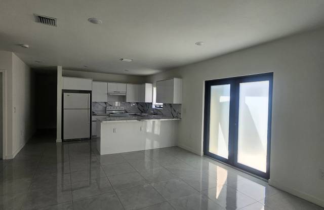 6986 Northwest 21st Avenue Gallery 4