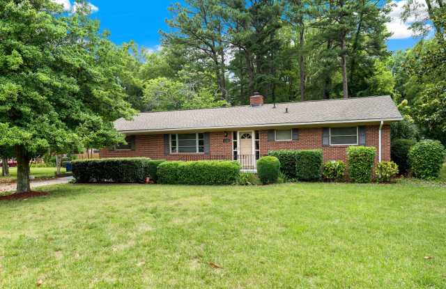Beautiful 3-Bedroom Ranch Style Family Home with LARGE Fenced in Yard! photos photos