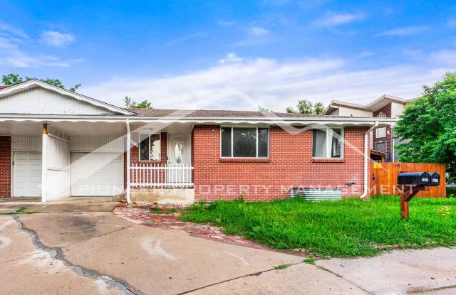 Spacious Half Duplex with 1 Car Garage and Yard photos photos