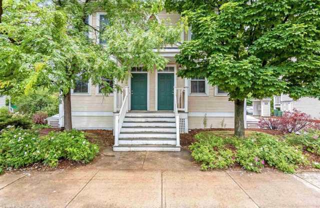 Beautiful Townhouse on North Ave in Burlington 3BD - 4BA - 1044 North Avenue, Burlington, VT 05408