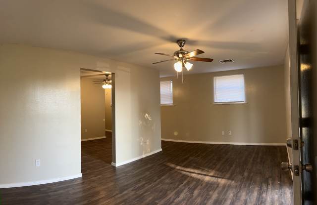1120 N Oak Apt B Gallery 2