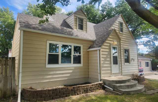 Recently Updated 3 BR 1 Bath Utilities Paid by Landlord - 4205 Southwest 9th Street, Des Moines, IA 50315
