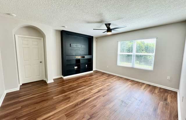 Beautiful 4 bed/2 bath!! Gallery 4