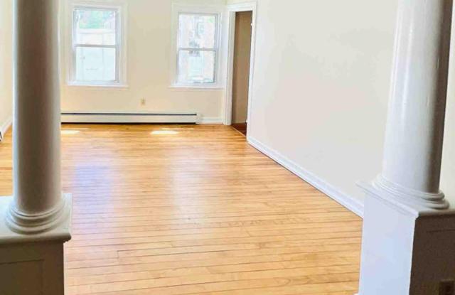 5 Bedroom, 2 Bathroom House in Downtown Burlington with Off-Street Parking  Washer/Dryer included! Gallery 3