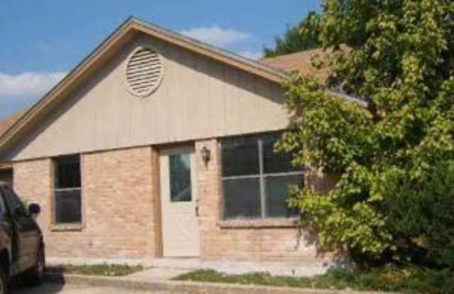 2/2 close to Randolph AFB - 320 Station Street, Converse, TX 78109