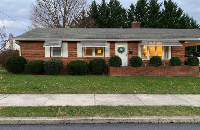 Well maintained 3bed/1.5 bath single family home!! photos photos