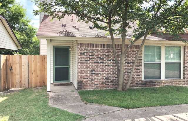Charming 2-Bedroom Condo in Convenient North Austin Location Gallery 1