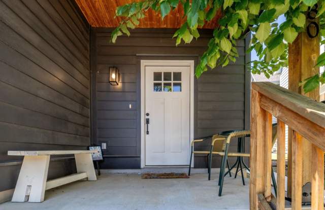 Bright & Beautiful 2BR/3BA Fayetteville Home Gallery 3