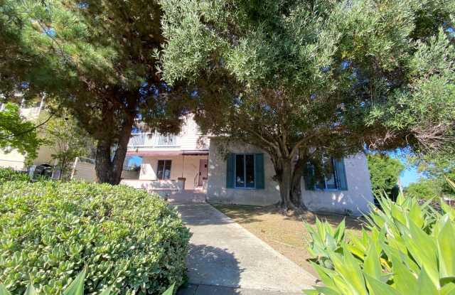 Large 6 Rooms/2BA on College! Gallery 3