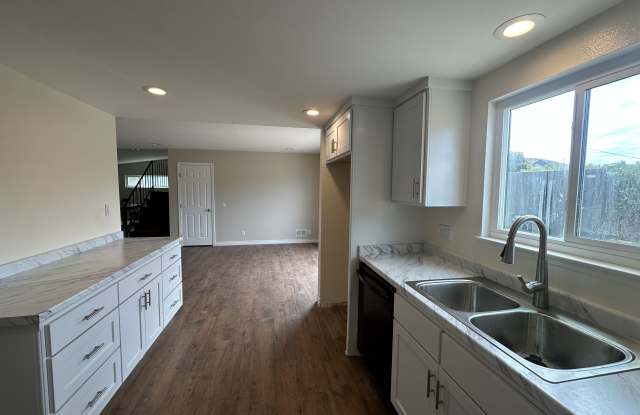 313 Barrington Pl Gallery 2