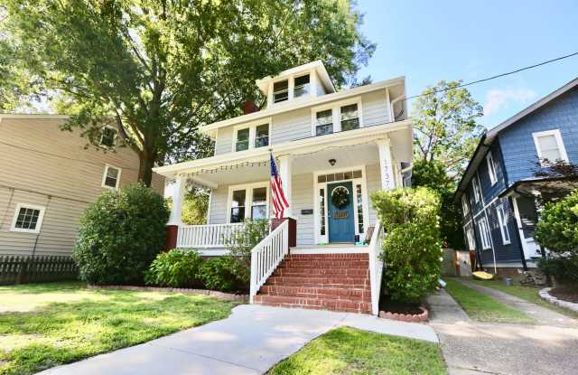 A Historic Lafayette Colonial Home - No Carpet - Pet-Friendly - Multi-Year Lease Options! Gallery 1