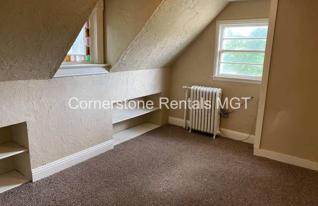 5-Bedroom House | Large Yard + Deck | In-Unit Laundry | Pet Friendly Gallery 4