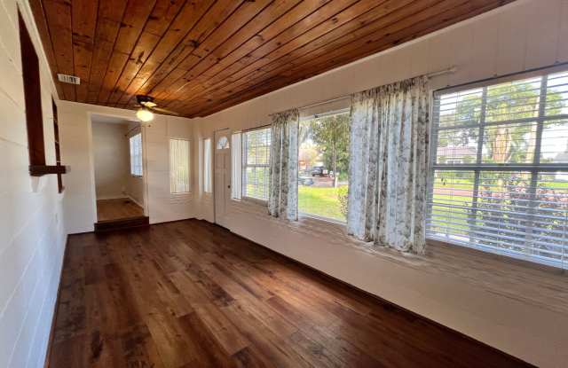 Beautiful 2BR/1BA Near Lake Hollingsworth | Bonus Room + Fenced Yard Gallery 4
