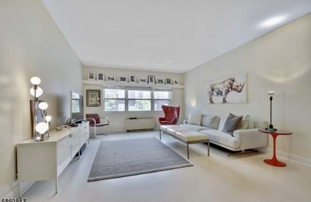 22 Riverside Dr Gallery 3