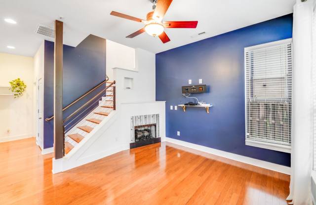 Spacious End-Unit Townhome in Steel Gardens – Walk to NoDa  Light Rail photos photos