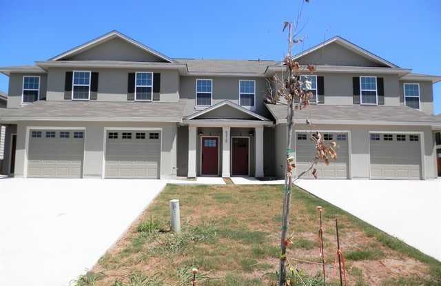*COMING SOON* Three Bedroom Townhome in Prime Location! Close to Brand New IKEA, I-35, Forum Shopping! photos photos