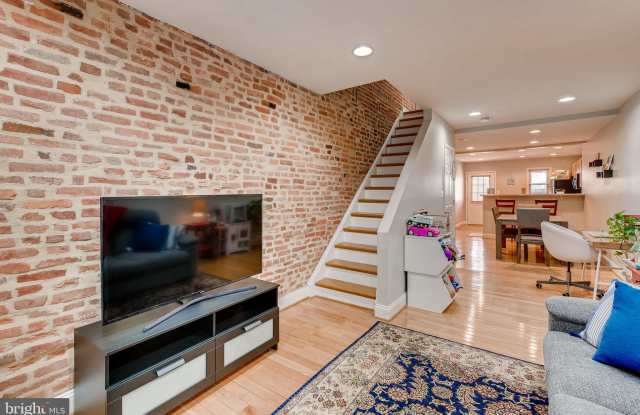 512 S CLINTON STREET Gallery 2