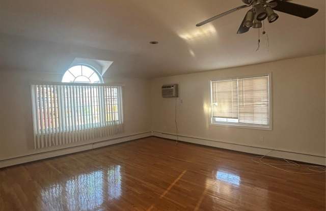 202-38 47 Avenue unit: 2 photos photos