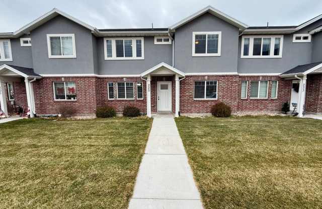 Beautifully Maintained 4/BD 2.5/BA Townhome photos photos