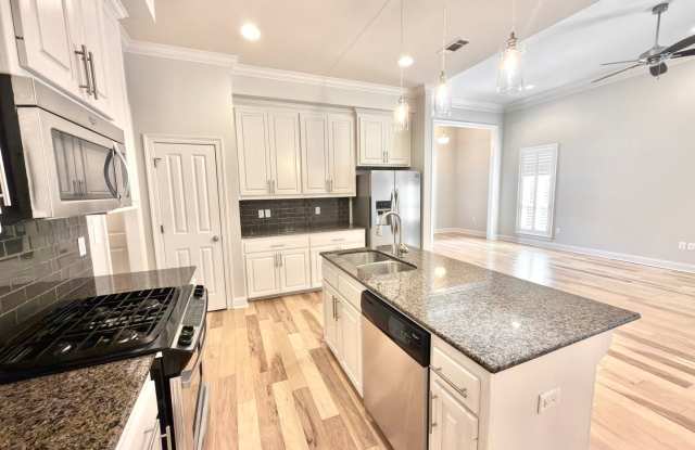 Spacious 3 Bedroom Home in Gated University Villas Gallery 1