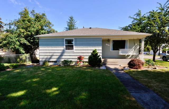 Charming 2 bed 1 bath bungalow with 2nd living room photos photos
