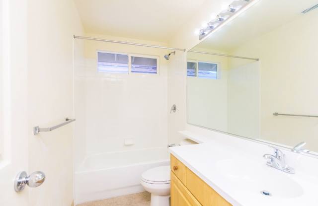 Pet Friendly Property Ocean Pointe: 3-bed, 2.5 bath single family home now available ! Gallery 4