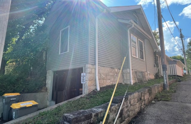 211 1/2  N Madison - 211 1/2 N Madison St, Bloomington, IN 47404