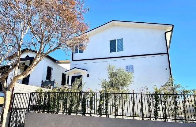 Beautiful 4 Bed / 3 Bath apartment with PARKING & IN-UNIT LAUNDRY! photos photos