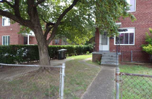 Recently Remodeled 2BR/1BA Three-Level Duplex in Arlington - 3222 13th Road South, Arlington, VA 22204