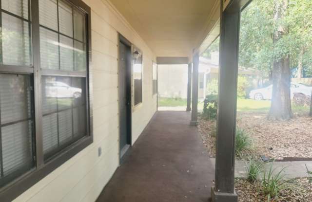 LOVELY NW 3/2 w/ Huge Fenced Yard, Washer/Dryer, & Solid Floors Throughout! Avail NOW for $1600/month! Gallery 3