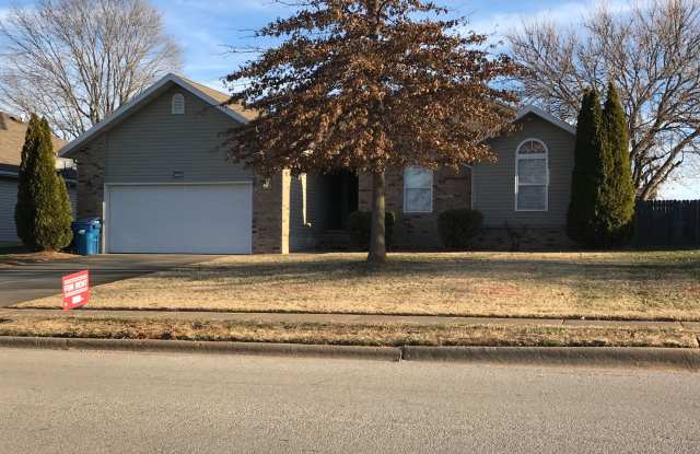 Executive Rental - Charming 3-bedroom 2 bath Ranch nestled in Springfield- Kickapoo High School - Coming Soon Gallery 1