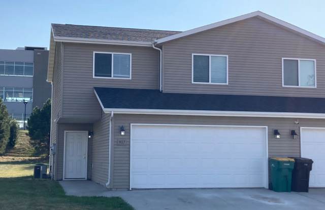 3 bed 2.5 Bath Twin Home SORRY NO PETS!! - 917 Bremner Avenue, Bismarck, ND 58503