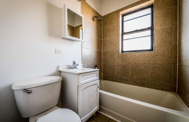 6400 S. Rockwell Street Apartments Gallery 3
