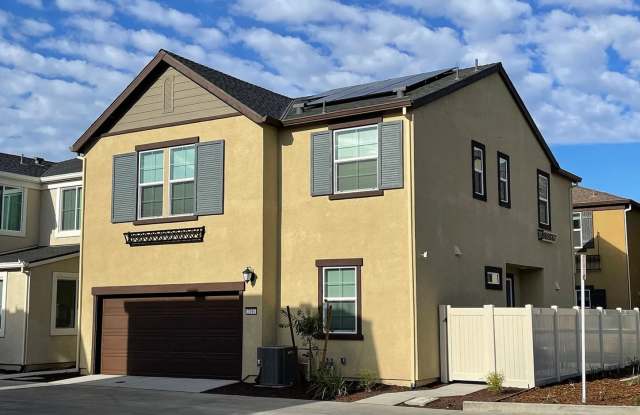 Beautiful 4 bed 3 bath located in Roseville! Gallery 3