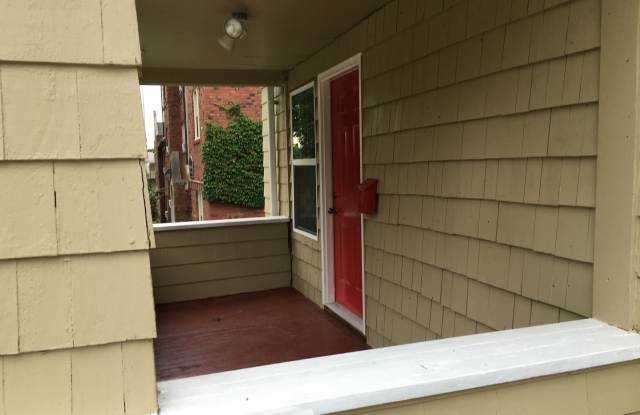 Available Now (does not qualify for section 8).  Great House, Midtown near UNMC, Creighton, and the interstate.  Walking distance to The Mill, Aldermans, and all Leavenworth Establishments. Gallery 3