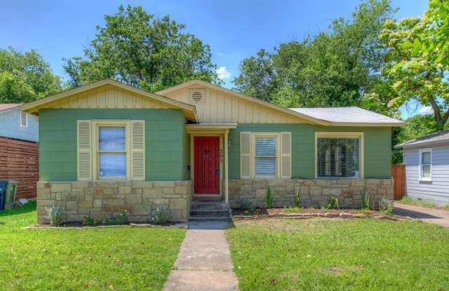 UT PRE-LEASE: 4 bed/2 bath North Campus home for pre-Lease. Features wood floors and many updates - 205 West 55th Street, Austin, TX 78751