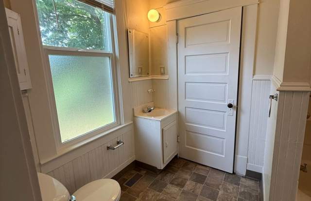 2 Bedroom, 1 Bathroom Cottage in the heart of Bellingham! Gallery 4