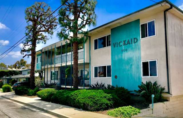 GORGEOUS UPDATED TWH ON CULDESAC w/LAMINATE FLRS+FAB KIT+LAUNDRY/POOL/GYM IN BLDG Gallery 1