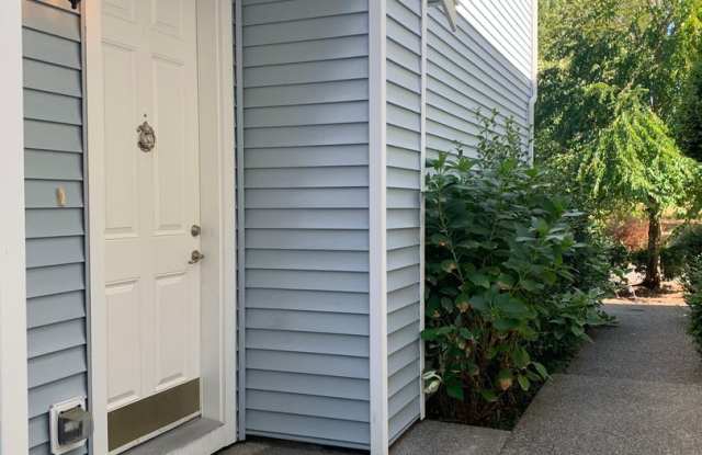 DuPont 2BR 2BA townhome facing greenspace Gallery 3