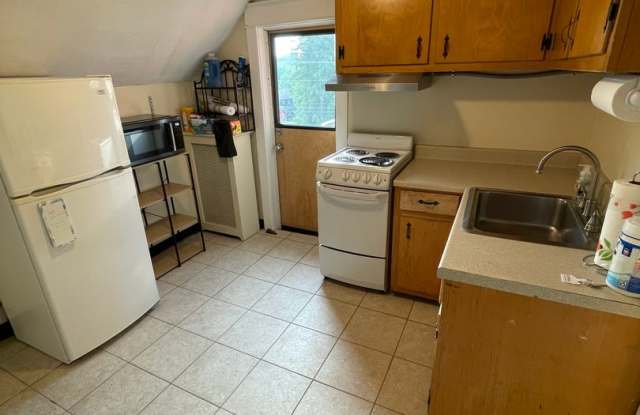 Two Bedroom apartment near engineering and science buildings--rent listed is for the entire apartment! Gallery 4