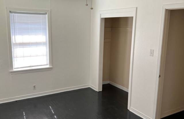Large 3 bedroom, 2 bath with carport! Gallery 4
