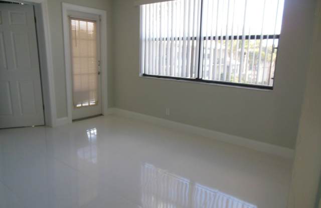 ONE BEDROOM ONE BATHROOM! WATERFRONT COMMUNITY! Gallery 4