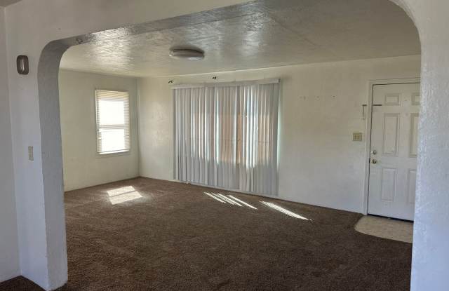 Don't wait on this 2 bedroom 1 bath house with yard service in North Hanford photos photos