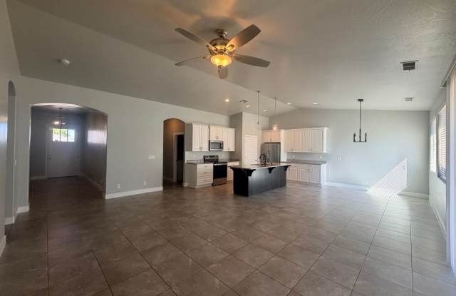 4 Bed, 2.5 bath, 3 car garage with RV parking! Gallery 4