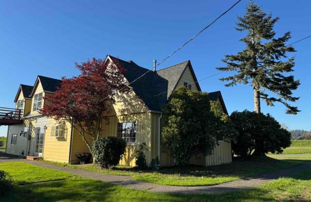 The Big Yellow Farmhouse on Youngs Bay-Available to Rent Soon! Gallery 3
