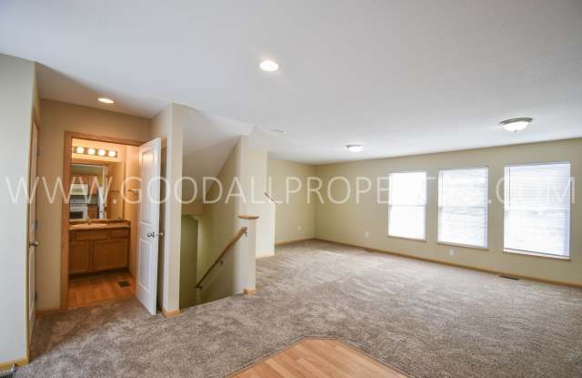 Spacious 2-Bedroom Urbandale Townhome with 2-Car Attached Garage Gallery 4
