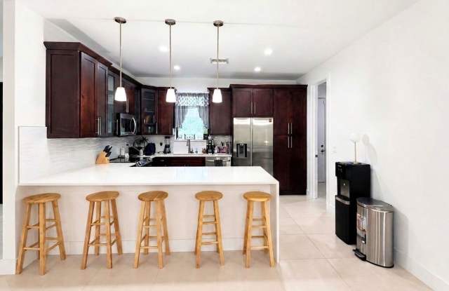 Modern 3-Bedroom Rental on 1.59 Acres in Golden Gate Estates Gallery 4